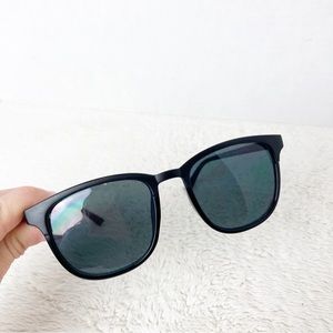 Solar accents black classic sunglasses